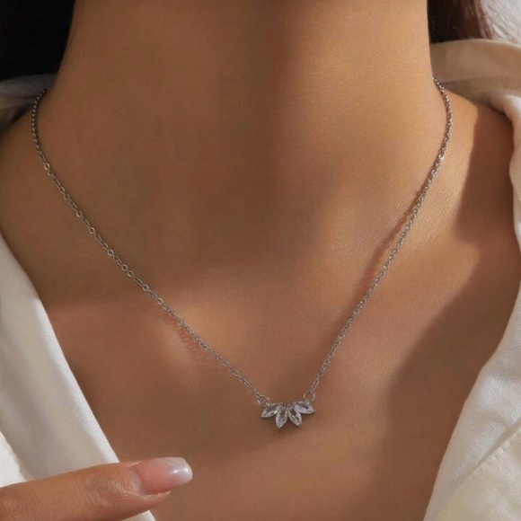 Jewelry - ⚠️Clearance Elegant Silver Necklace with Leaf Design